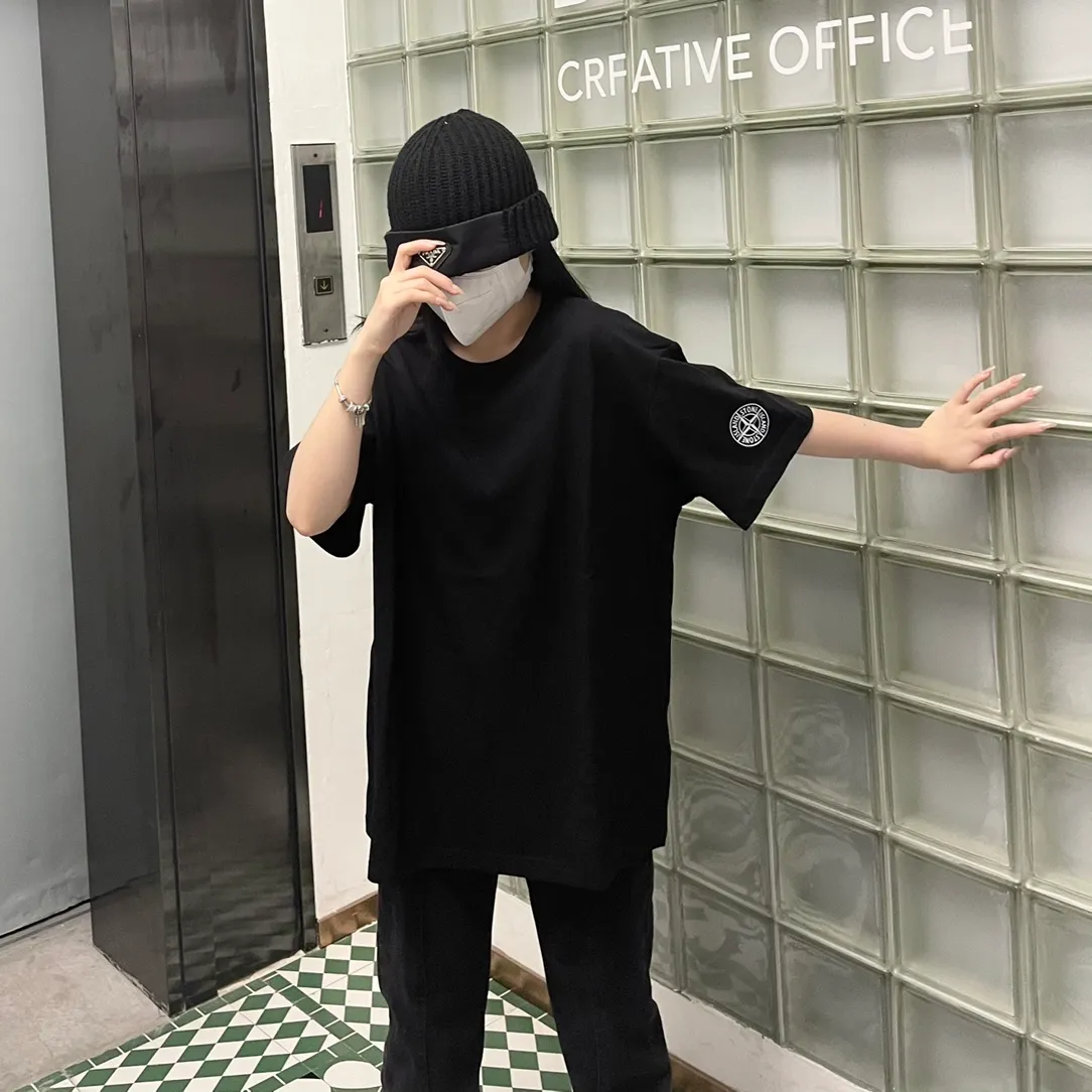 W618#P110💰 [Stone lsland/Stone Island summer new cuff compass printed pattern short-sleeved T-shirt] ⚠️[Original creation, high control of details] Made of 260g combed cotton 32-count double yarn, soft and comfortable to the touch, sweat-absorbent and breathable. -Simple basic and versatile style, original quality, the first choice for couples. -Made in a large factory, four needles and five threads on the shoulder, neatly arranged, high quality workmanship. -Same style for men and women. Very versatile, one piece for everyone, details are clearly visible. Color: Black White Size: M L